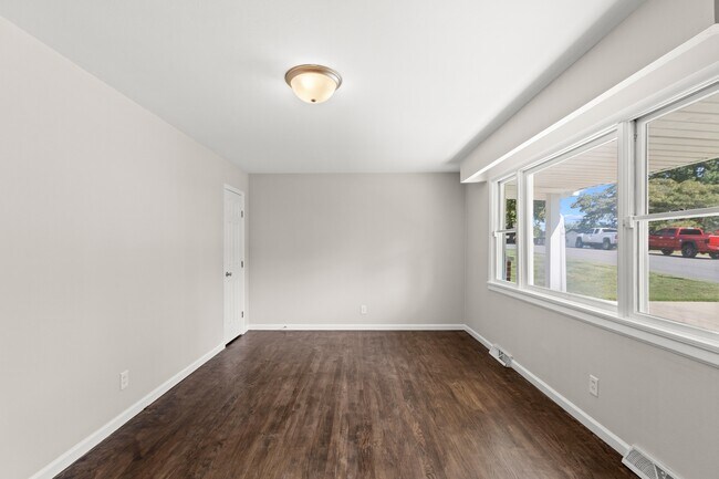 Building Photo - 1517 Lincoln Dr