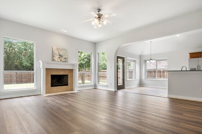 Sala de estar y rincón para desayunar - 135 Springtree St