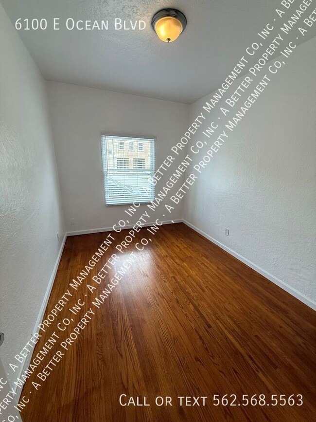 Foto del edificio - Lower Bright Corner Unit w/Hardwood Floors...