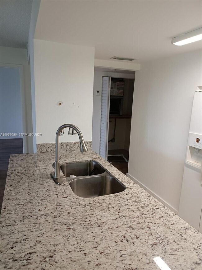 Foto del edificio - 16220 NW 2nd Ave