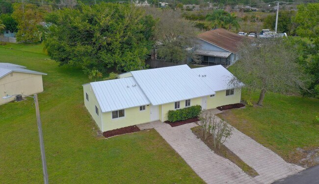 Building Photo - 4667 SE Salvatori Rd