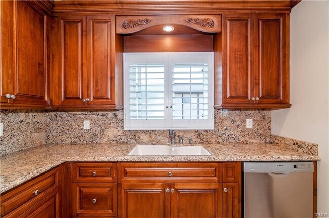 Foto del edificio - Modern Lomita Condo with Central A/C & Heat