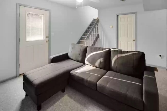 Building Photo - 405 Main St