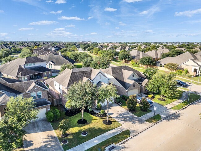 Building Photo - 28655 Maple Red Dr