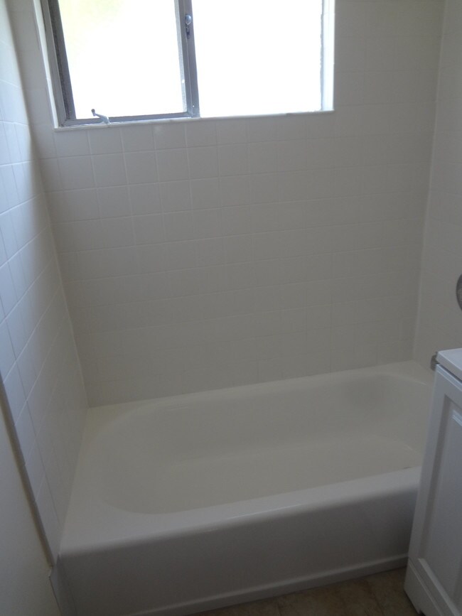 Foto del edificio - Spacious Top Floor Unit Close to Nightlife