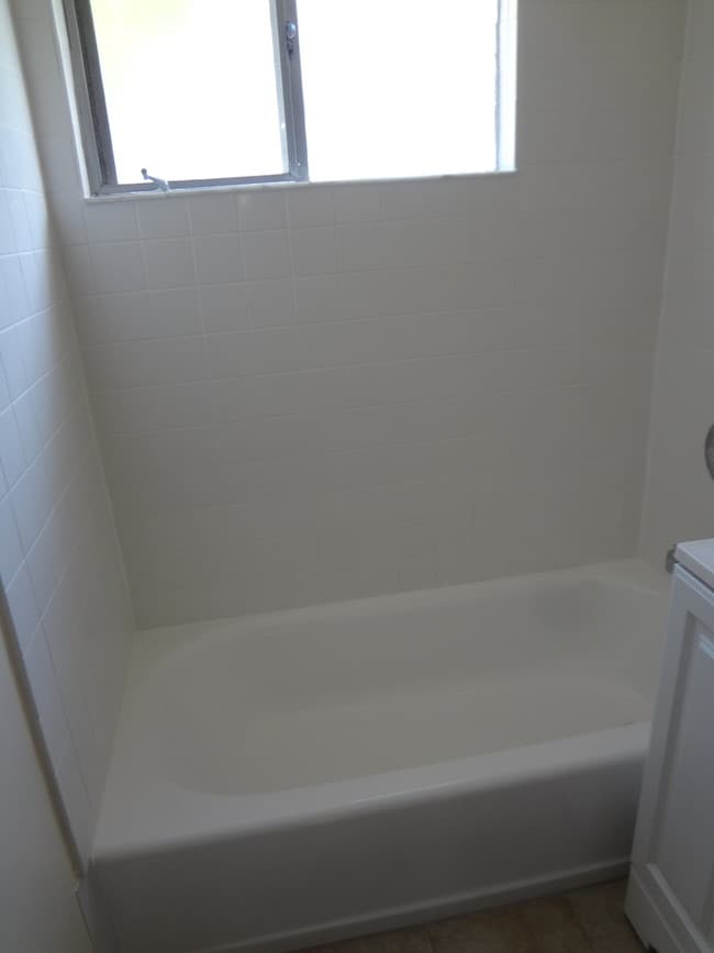 Building Photo - Spacious Top Floor Unit Close to Nightlife