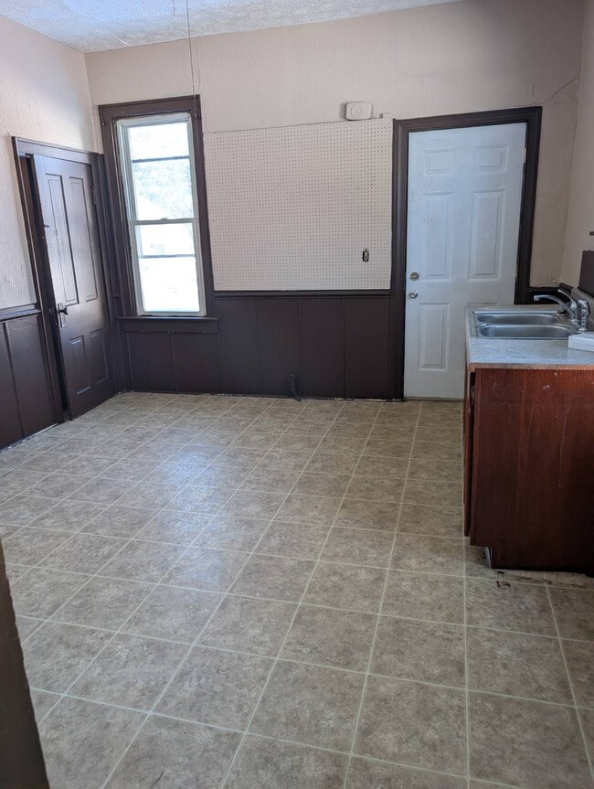 Building Photo - 210 E Cambridge St