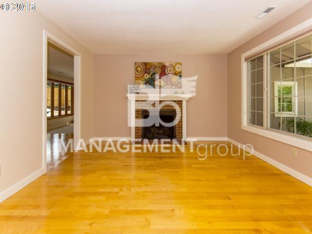 Foto del edificio - Lake Oswego Beautiful Updated  Home Locate...