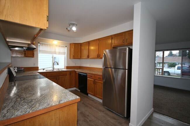 Foto del edificio - Updated Tacoma Home with Spacious Layout & Fully Fenced Yard