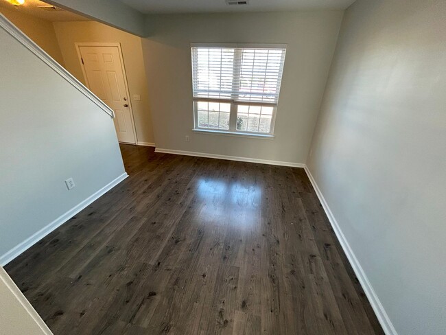 Building Photo - Updated 3 bedroom, 2 1/2 bathroom single f...