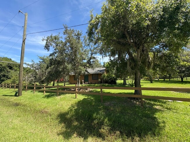 Building Photo - 2701 Holiday Woods Dr