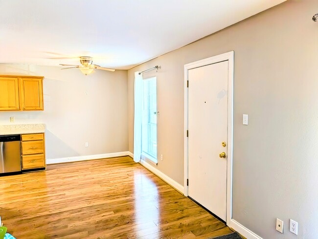 Bright airy dining room - 900 Mountain Creek Rd