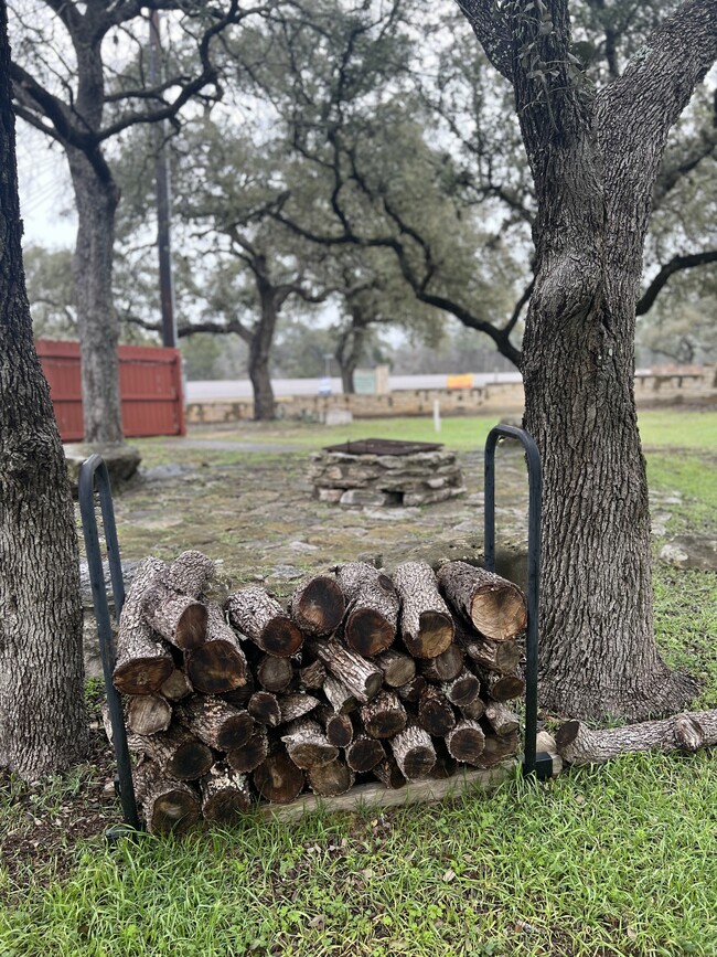 Foto del edificio - Log Cabin Plaza