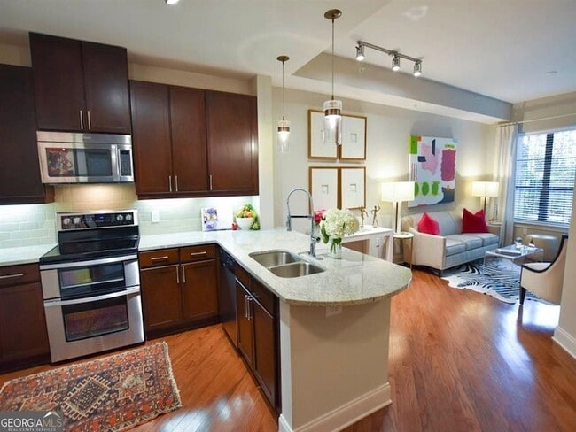 Foto del edificio - 92 W Paces Ferry Rd NW