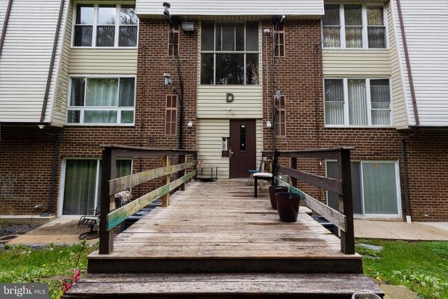 Building Photo - 2201 Strahle St