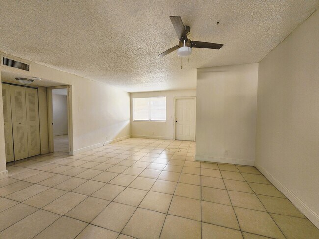 Building Photo - 850 E Commercial Blvd