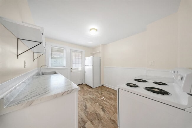 Building Photo - 25 5th Ave