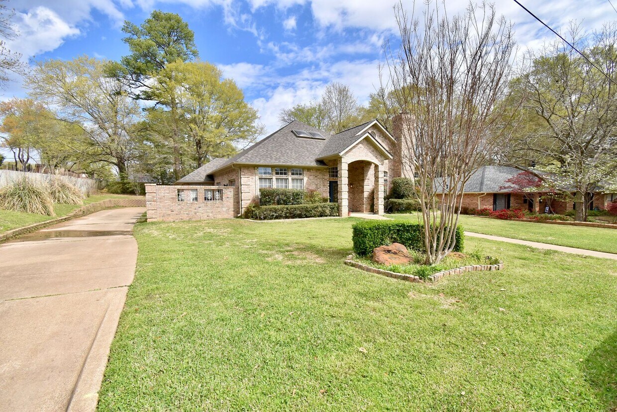 Foto principal - Stunning Home in the Heart of Tyler! 3bd 2...