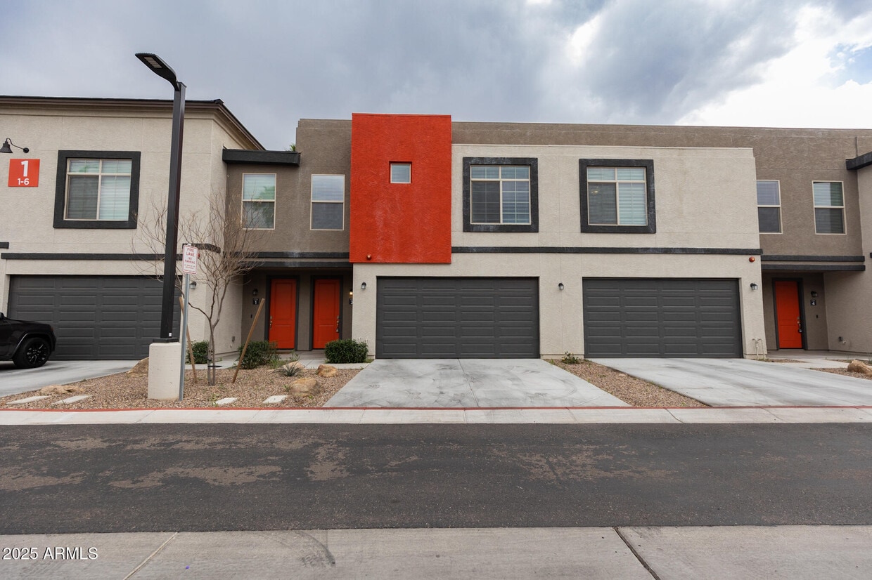 Primary Photo - 2950 N 38th St