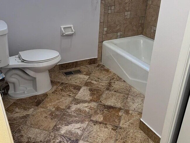 Foto del edificio - Charming 3-Bed Home with 2 Full Baths and ...