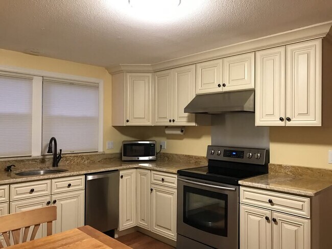 Building Photo - 1 Town House Ln