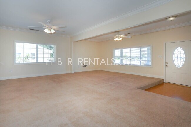 Foto del edificio - Charming 3-Bedroom Haven with 2 Full Baths...