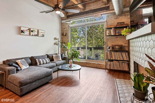 Foto del edificio - 1740 N Maplewood Ave