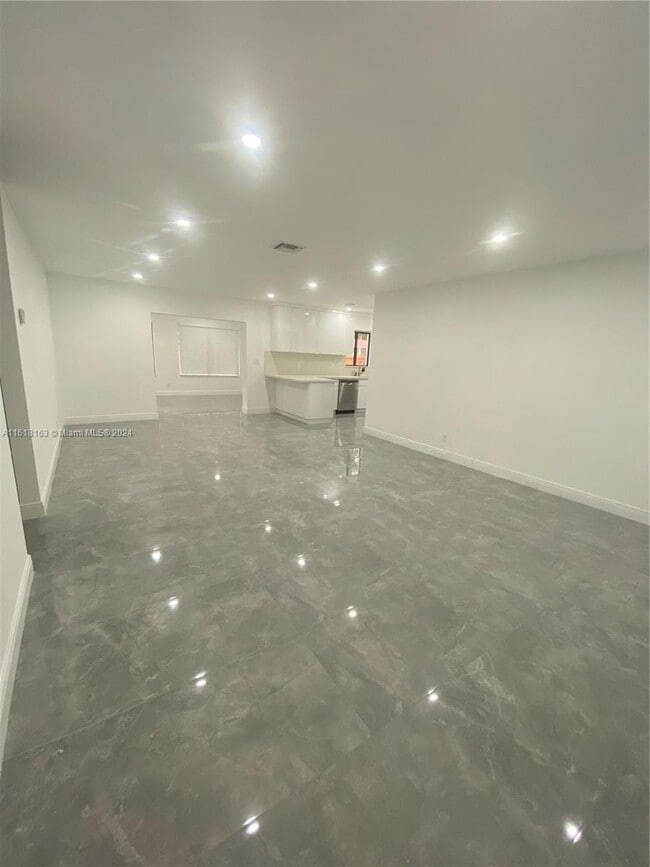 Building Photo - 420 NW 88th Ter