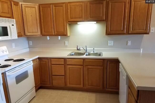 Building Photo - 2 Bedroom 2 Bath Condo with Garage!