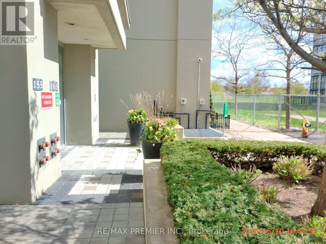 Building Photo - 165 Legion Rd N