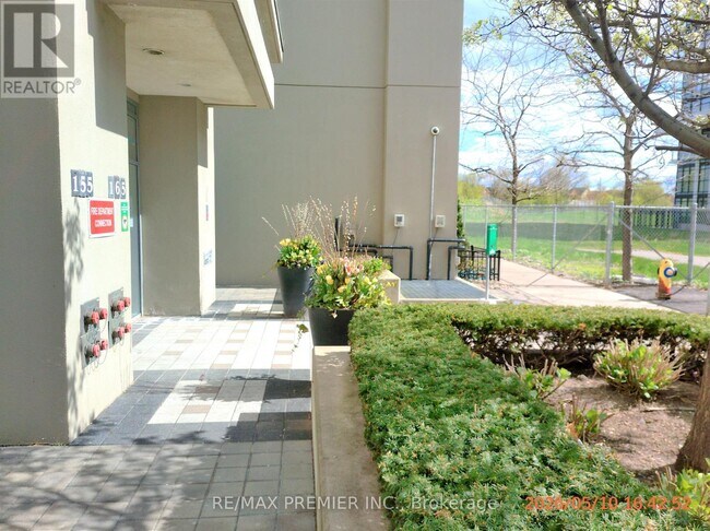 Photo du bâtiment - 165 Legion Rd N