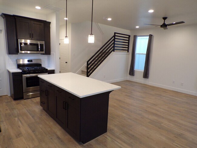 Building Photo - Beautiful Former Model Home 4 Bed 3.5 Bath...