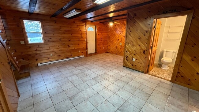 Foto del edificio - Rustic Single Family Home, Private Deck, Fenced-In Back Yard, Wood Flooring ...