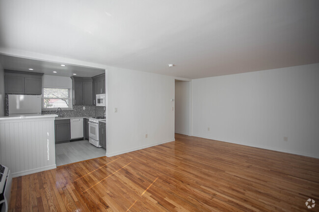 Estudio - 517SF -Soundview: Sala de estar/cocina - Wildwood & Soundview Garden Apartments