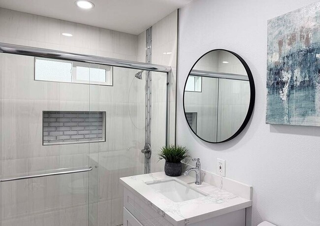 Building Photo - Beautiful 3–4 Bedroom Santa Ana Home with Large Kitchen