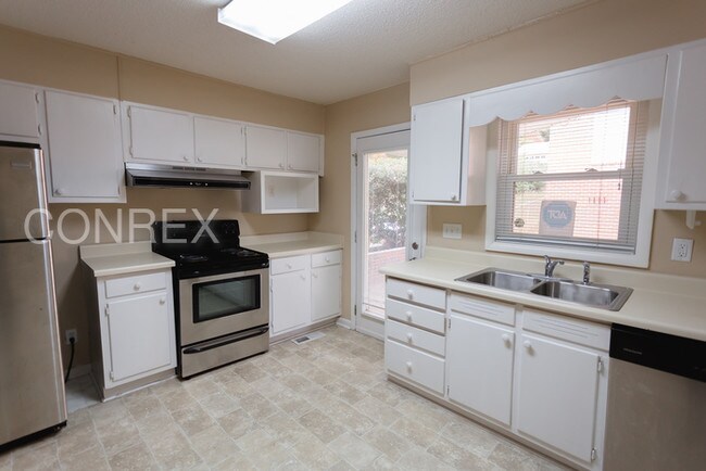 Foto del edificio - 1300 Hartford Drive