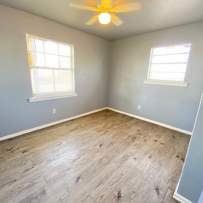 Foto del edificio - 3418 E 16th St