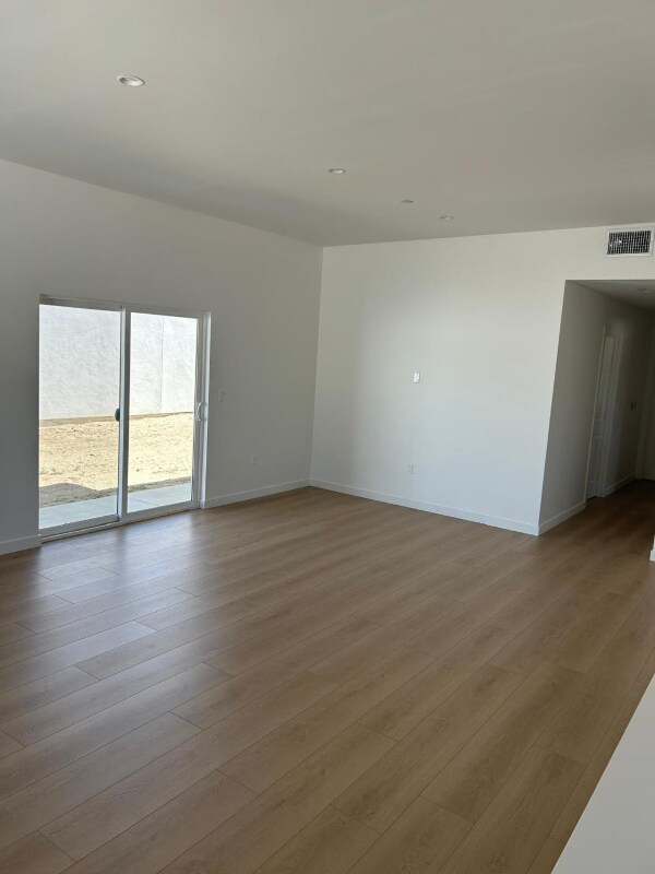 Foto del edificio - 9308 E Ave T