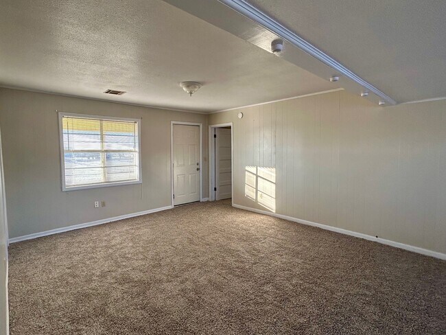 Foto del edificio - 3003 W Redwood Ave