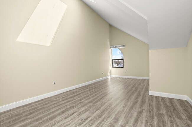 Building Photo - 122 E Putnam Ave