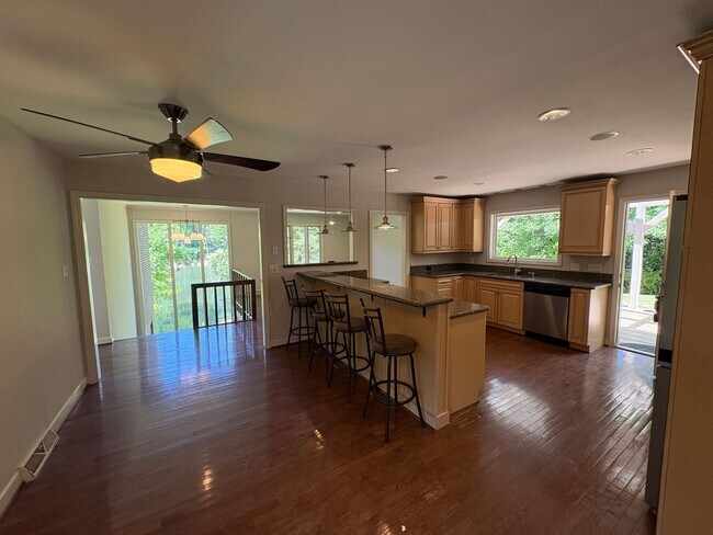 Foto del edificio - Large Lakefront Home Minutes from Downtown Greenville!