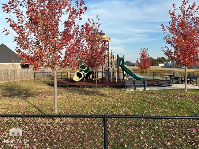 Building Photo - 1061 Lakeview Dr