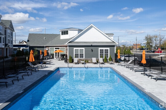 ¡Piscina al aire libre - The Rail at North Bergen
