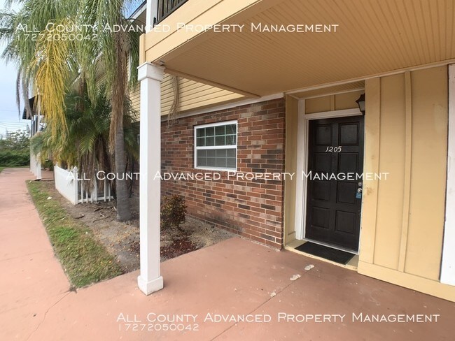 Building Photo - Luxury Venetia Country Club Condo!