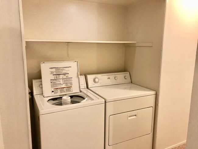 Building Photo - Edmonds Townhouse Quiet End-unit