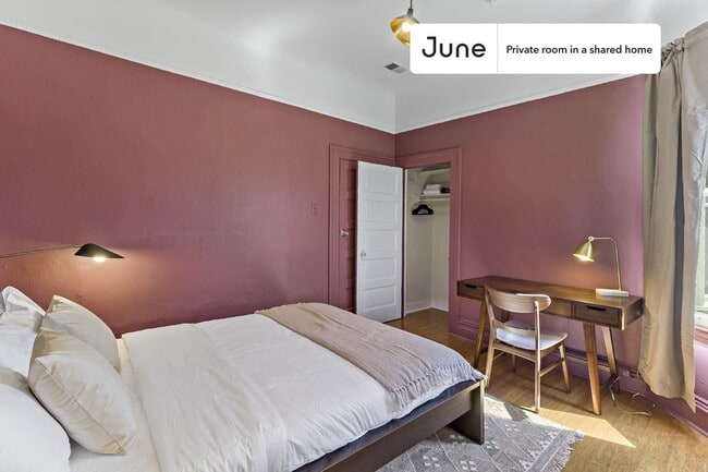 Building Photo - Private bedroom in 4 bed/1.5 bath Home