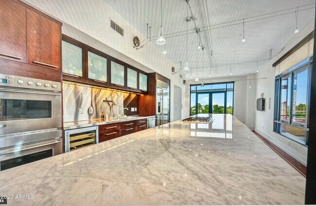 Foto del edificio - 7301 E 3rd Ave