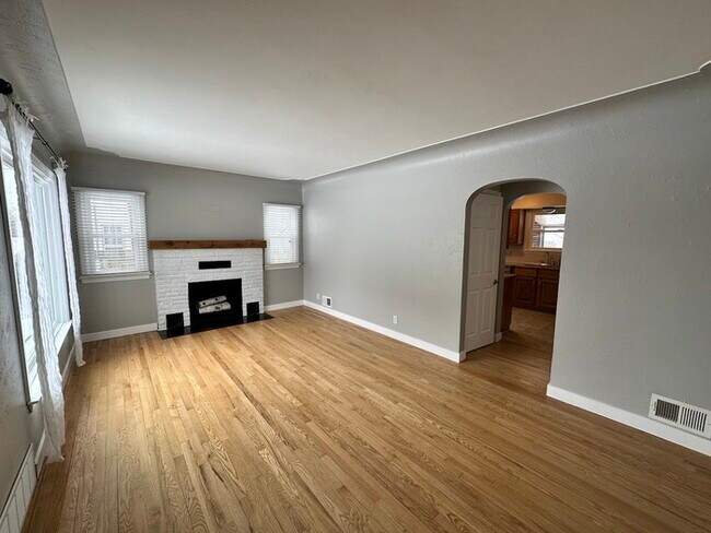 Building Photo - Great SW Side Updated 3 Bedroom Home!