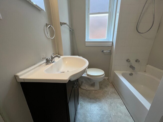 Foto del edificio - Charming Two Bedroom in South City with 1 Month Free Move In Special!