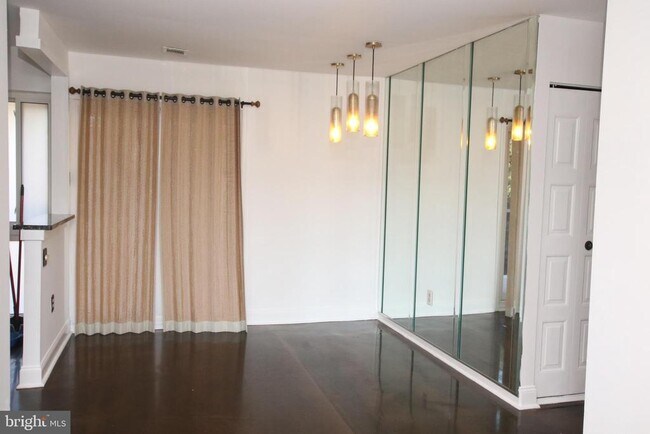 Building Photo - 210 James Ct